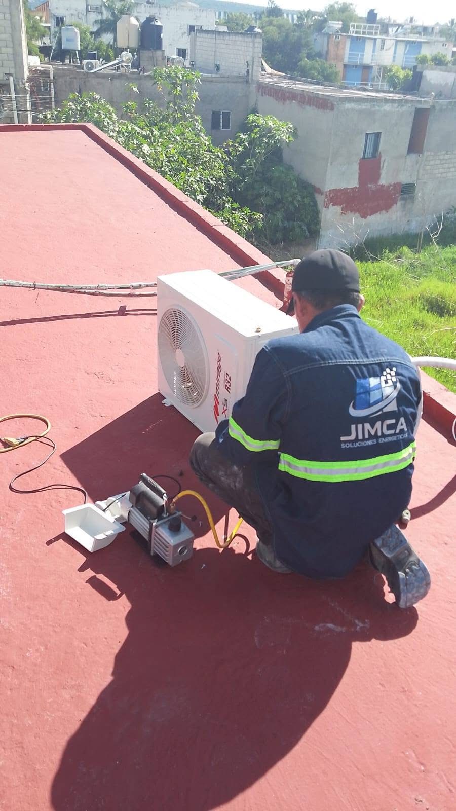 Técnico JIMCA trabajando en aire acondicionado