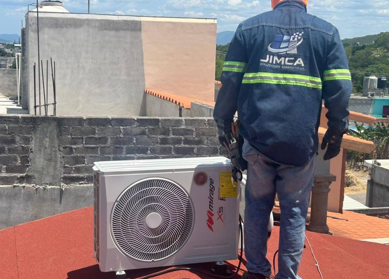 Técnico de JIMCA durante una instalación de aire acondicionado